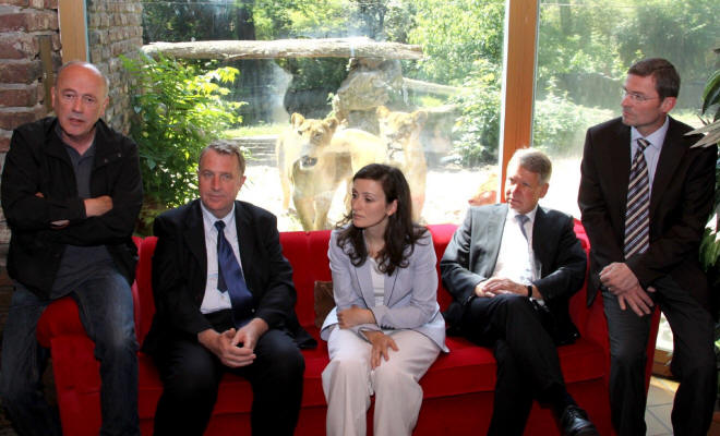  - rote couch 1 mit prominenz
